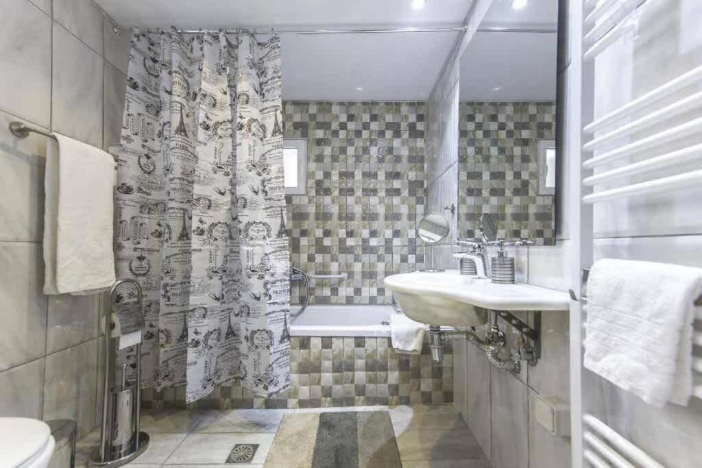 Modern Fully-Equipped House, 5 Min Walk From Metro Villa Atina Dış mekan fotoğraf